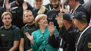 Förbundskansler Angela Merkel tackade den tyska polisen för sin insats under G20-mötet. Angela Merkel sitter bland poliser.