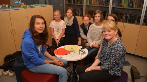 Studerande vid Källhagens skola i Virkby vill tänka grönt. Elever från Källhagens skola jobbar gärna med hållbar konsumtion.