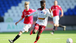 Atakayi i elden i ligan mot HIFK. Serge Atakayi i elden mot Helsingfors IFK 2015.