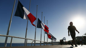 Fanska flaggan vajar på halvstång vid Promenade des Angalis i Nice. Fanska flaggan vajar på halvstång vid Promenade des Angalis i Nice.