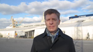 Professorn Kim Wikström vill se stor aktivitet kring varvet. ÅA-professorn Kim Wikström utanför Meyer Turku varvet