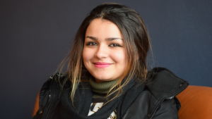 Sarah Hussein trivs bra i Lappvik men bristen på jobb och socialt umgänge gör att hon hellre skulle bo i Ekenäs. En ung asylsökande kvinna med långt mörkt hår.