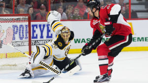 Tuukka Rask. Mark Stone gör mål på Tuukka Rask.