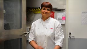 Lena Lönn är glad över att få laga mat till handbollsspelarna. Lena Lönn i Sjundeå Svenska skola