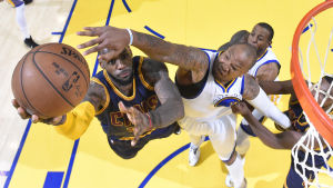 James är ett monster nära korgen. LeBron James och Cleveland utjämnade finalserien i NBA.