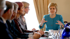 Den skotska regeringschefen Nicola Stugeon höll krismöte genast då det klarnade att britterna hade röstat för att lämna EU Skottlands regeringschef Nicola Sturgeon