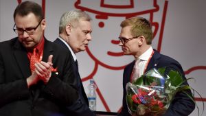 Antton Rönnholm gratuleras av partiordförande Antti Rinne Nya partisekreteraren Antton Rönnholm gratuleras av SDP-ordföranden Antti Rinne.