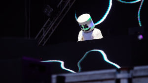 Är det en hink? Eller en lampskärm? Nej, Marshmellos maskering ska nog föreställa just en marshmallow. Den amerikanska artisten Marshmello uppträder iklädd helvitt och med huvudet täckt av en mask som ska föreställa en stor, vit godisbit.