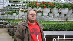 Yle Östnyland fick en egen skugga i Matias Rosvall. Matias Rosvall på besök i Blomsterhuset