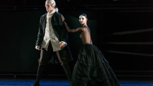 Nicholas Ziegler som Bach och Desislava Stoeva som Döden i Nacho Duatos hyllningsverk. Nacho Duato: BACH. Forms of Silence and Emptiness