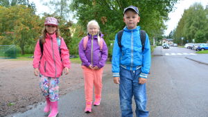 Helmi Vahtera, Ella Karlsson och Eino Karlsson går i Näse skola. Elever på väg till Näse skola