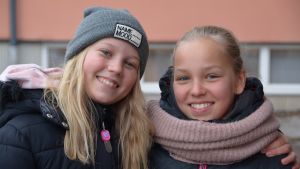 Sanni Ijäs (t.v.) och Edvina Langhoff. Sanni Ijäs och Edvina Langhoff vid Kvarnbackens skola i Borgå