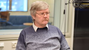 Heikki Valtavaara (Sannf) ser att det är Sjundeås nya fullmäktige som ska fatta beslut om hur kommunen ska lösa de stora skolfrågorna. Porträtt av Heikki Valtavaara i Sjundeå.