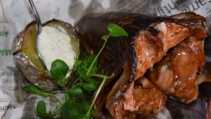 Portion med varmrökt laxhuvud
