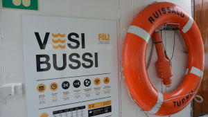 Tarifferna är de samma som i Föli-trafiken i staden. Det betyder att en engångsbiljett kostar tre euro för vuxna och 1,50 för barn. Dessutom finns det en omstigningsrätt på två timmar precis som i den övriga busstrafiken. Cyklar kan man ta med gratis. sjöbuss