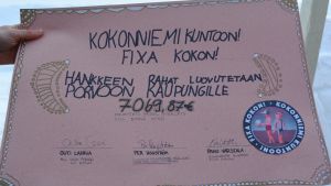Checken ryms inte i plånboken, konstaterade bildningsdirektör Hilding Matsson. fixa kokon överräckte 7.069 euro till borgå stad för upprustning av omklädningsrummen vid kokonbadet