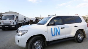 FN:s biståndskonvojer har suttit fast vid gränsen till Turkiet i flera dygn. Trots upprepade uppmaningar har regimen inte givit dem tillstånd att åka till Aleppo. En hjälpkonvoj körde på torsdag över den turkiska gränsen in i Syrien men de 20 lastbilarna med mat, bränsle och mediciner har nu fastnat i norra Syrien