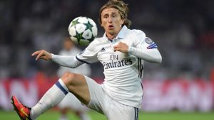 Modric håller till vardags till i Real Madrid och är det kroatiska landslagets största profil. Luca Modric spelar länge i Real Madrid.