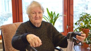 Det enda positiva med Ebbo åldringshem är att det finns mera rum att röra sig. Iris Gröndahl försöker gå två varv runt husets korridorer dagligen. Iris Gröndahl.
