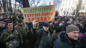 "Jag stödjer handelsblockaden" står det på ett av demonstranternas plakat i Kiev 19.2.2017 "Jag stödjer handelsblockaden" står det på ett av demonstranternas plakat i Kiev 19.2.2017
