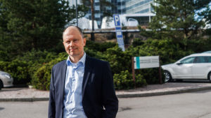 – Största delen av våra patienter kommer från Ryssland, Estland och Norge, säger Hucs privatsjukhus vd Markus Orava. Bild på Hucs privatsjukhus vd Marcus Orava på en parkeringsplats vid Mejlans sjukhus.