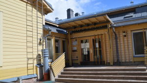 Lovisa huvudbibliotek finns i det gamla Societetshuset från 1860-talet. Lovisa huvudbibliotek utifrån