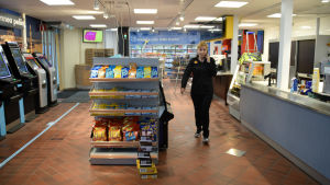 Väggen mellan butiken och restaurangen är nu borta i Shells servicestation i Läpp. En kvinna talar i telefon inne i en Shell-bensinstation.