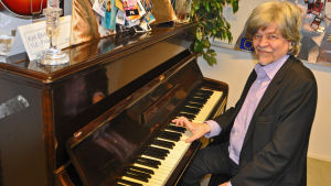 M. A. Numminen har glömt hur han firade sin 70-årsdag. Men han gjorde det vid pianot, bevisar den här bilden. MA spelar en kort etyd på piano