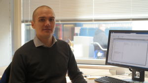 Rasmus Lönnberg är planerare på Meyer. Planerare Rasmus Lönnberg vid Meyer Turku-varvet i Åbo
