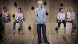 Andrea Björkholm i mitten, omgiven av Lisette Pagler, Nina Rudawski, Elin Skarin och Paula Sundberg i Riksteaterns Tjärdalen. Scen ur föreställningen Tjärdalen.