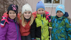 Kimitoön satsar mera än många andra kommuner på sina elever. På bilden Alicia Fredriksson, Sonja Karlsson, Alva Söderholm och Noah Bergholm-Montenegro som alla går i Västanfjärds skola. Fyra barn med armarna om varandra utomhus.