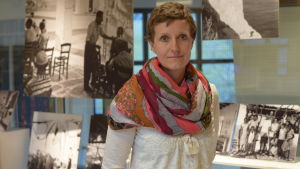 Heidi Enberg är chef för Raseborgs bibliotek. Raseborgs bibliotekschef Heidi Enberg framför svartvita bilder
