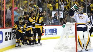 Pang. Pang. Pang. Det stod redan 3–0 i den första perioden. Pittsburgh firar ett mål mot Nashville.