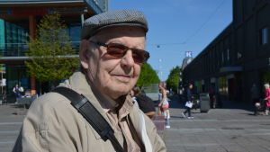 Valter Nyman Valter Nyman sitter på en bänk i solskenet. Han har en keps på sig och mörka glasögon.