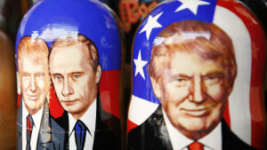Det kan bli ändrad ton i Rysslandsfrågorna USA:s president Donald Trump och Rysslands president Vladimir Putin avbildade på traditionella ryska Matrjosjka-dockor.