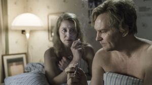 Hjärta & smärta. Trine Dyrholms och Ulrich Thomsens skådespeleri är ett sant nöje.. Äkta paret Anna och Erik röker i sängen.
