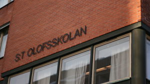 S:t Olofsskolan i Åbo har goda erfarenheter av Folkhälsans syskonverksamhet S:t Olofsskolans lärarrum med texten St Olofsskolan skrivet på väggen ovanför.
