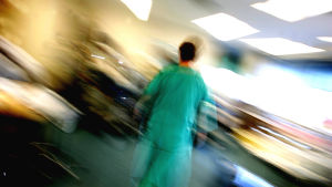 Bild på en sjukhusanställd vid arbete.