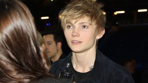 Ulrik Munther slog igenom i Melodifestivalen och övertygar nu som skådespelare. Sångaren Ulrik Munther blir intervjuad.