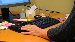Bokföringsbyråer behöver inte nödvändigtvis finnas lokalt på plats och ställe utan också erbjuda tjänster via nätet. En person jobbar vid en dator.