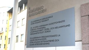 Auktionen ordnades vid utsökningsverkets Borgåenhet. tingsrätten i Östra Nyland