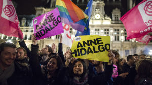 Socialiststiska väljare i Paris, där deras parti segrade. Socialistiska supportrar under kommunalvalet i frankrike. Socialisterna förlorade valet men vann Paris.