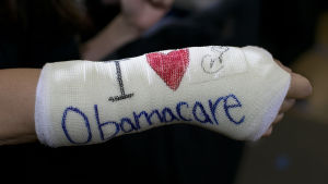 Obamacare delar åsikterna i USA. Gipsförband med texten Jag älskar Obamacare