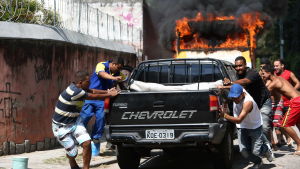 Fattigdom och laglöshet präglar favelorna i Rio. Våld bröt ut när polisen försökte vräka ockupanter ur favelas i Rio