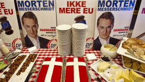 Dansk folkeparti lyckas bli störst i Europaparlamentsvalet 2014. Valaffischer och tilltugg på Dansk folkepartis kansli.