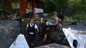 Båten Roope Botnia från Håll skärgården ren brukar hämta upp avfall från sommarstugorna varje sommar. Roope-Botnia samlar in skrot