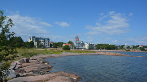 Stranden från simhuset på Fabriksudden in mot centrum. Vy från Fabriksudden mot stranden vid Havsgatan i Hangö