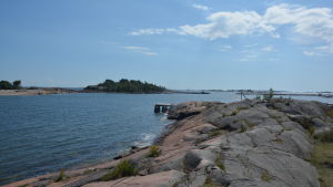 De grönas representant Teemu Köppä i Hangö säger också att det uppstått kulturkrockar bland fritidsbåtfolket och förarna till muskelbåtarna i farlederna inför och under Poker Run. Vy från Fabriksudden i Hangö mot havet.