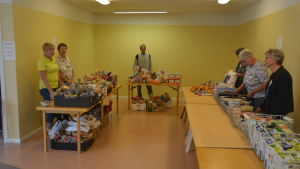 Ekenäs matbank delar ut mat varannan vecka. Bilden är från år 2014. Totalt omkring 15 personer hjälper till i Ekenäs matbank.