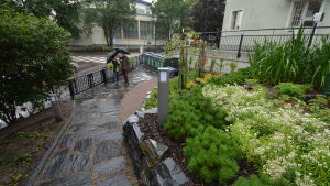 En av de många trädgårdar som Johan Slätis planerat. Den här finns i Tölö Programledare Nina Sederlöf och Experttimmens trädgårdsagronom Johan Slätis i trädgård i Bortre Tölö.